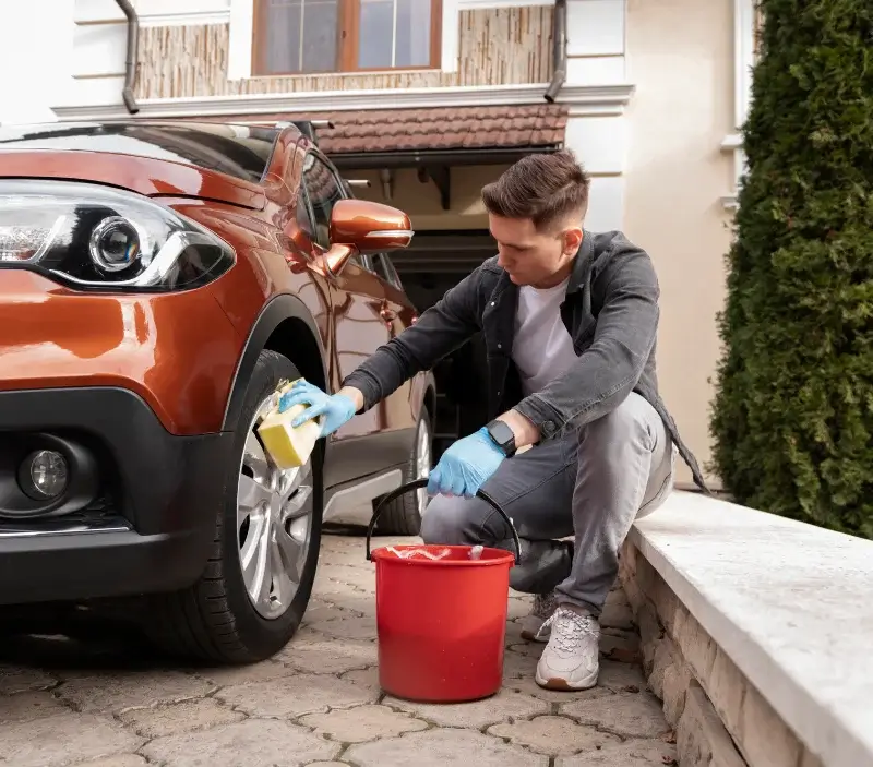 Lavage auto à domicile Notre-Dame-du-Pé : professionnel intervenant sur un véhicule